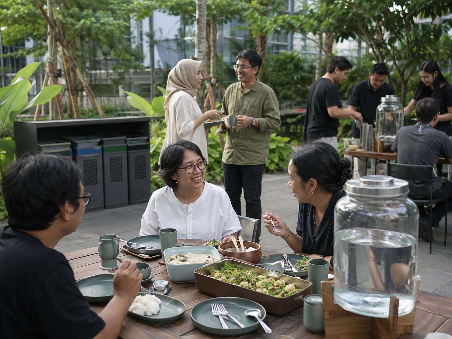 Acara ramah lingkungan dengan peralatan makan guna ulang dan tempat isi ulang air untuk mengurangi plastik sekali pakai