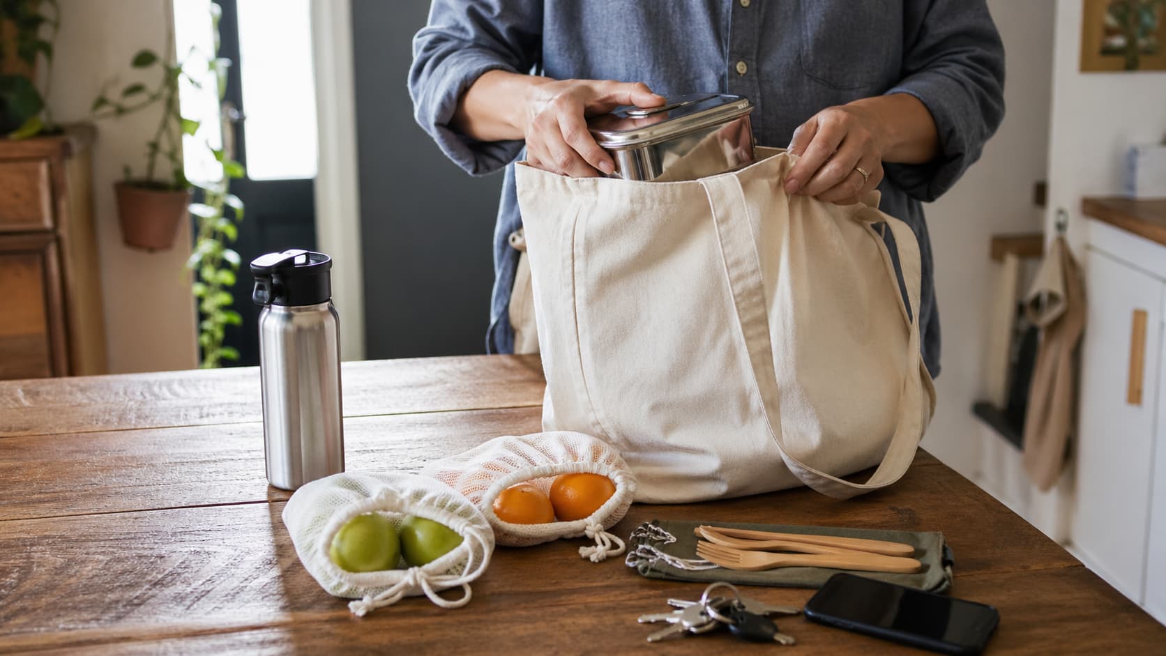 Perlengkapan harian untuk mengurangi sampah plastik seperti tumbler, tas kain, wadah makan, dan alat makan pakai ulang